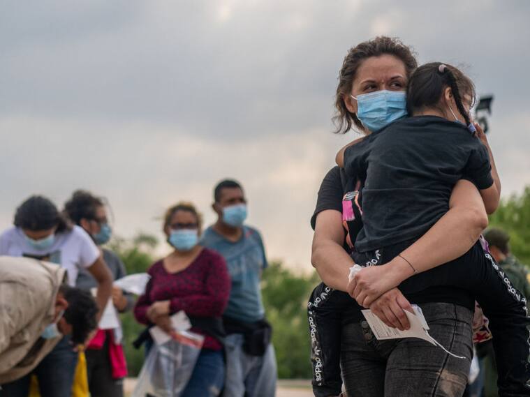 Migrantes centroamericanos cruzan la frontera de EEUU