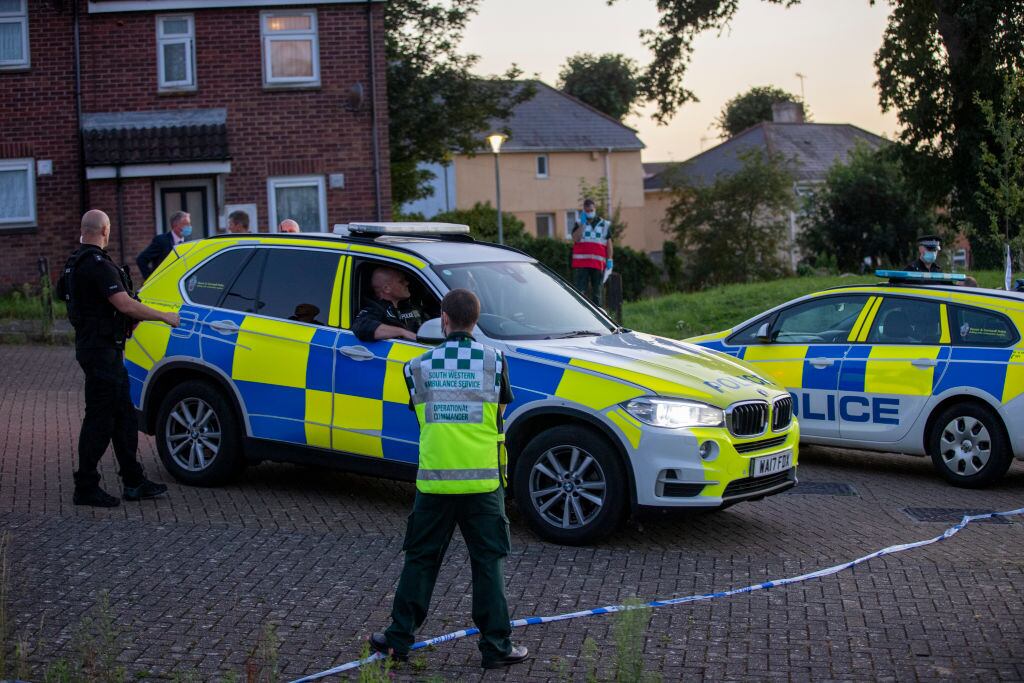 Policías cercan la zona del tiroteo en la ciudad de Plymouth