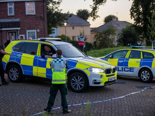 Policías cercan la zona del tiroteo en la ciudad de Plymouth