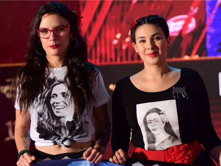 Camila Vallejo y Karol Cariola rindieron tributo al pueblo mapuche en el Copihue de Oro