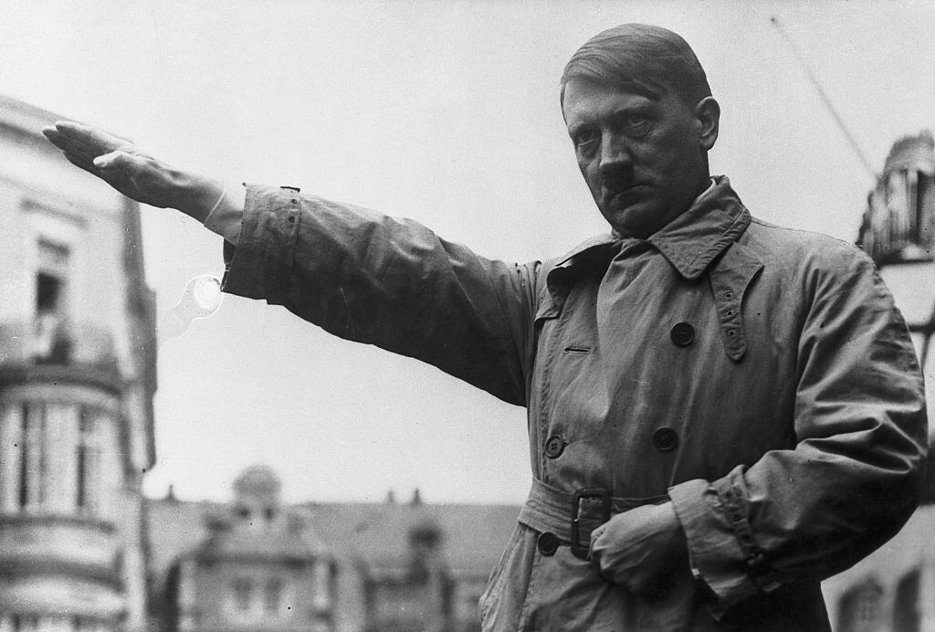 El exdictador alemán Adolf Hitler haciendo el saludo fascista en 1932