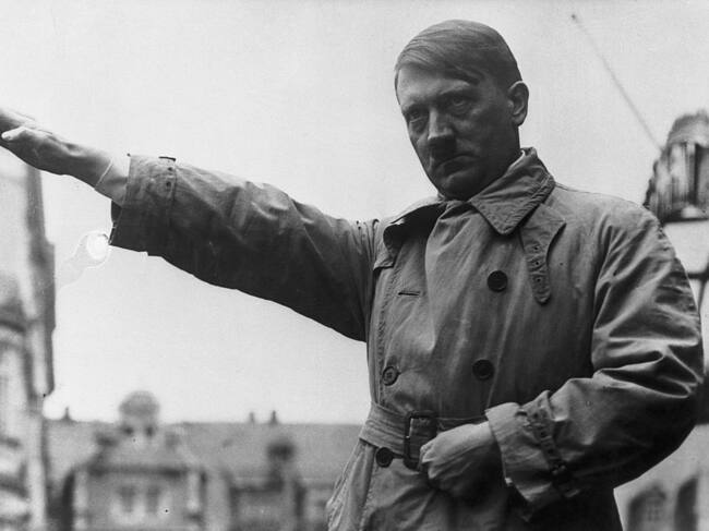 El exdictador alemán Adolf Hitler haciendo el saludo fascista en 1932