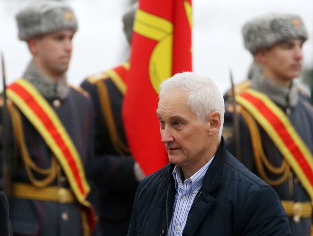 El ministro de defensa de Rusia, Andrey Belousov, en un evento junto a soldados del ejército ruso