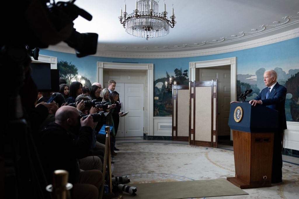 El presidente de Estados Unidos, Joe Biden, habla con los medios en la Casa Blanca sobre el informe del fiscal Rober Hur que detalla su falta de memoria.