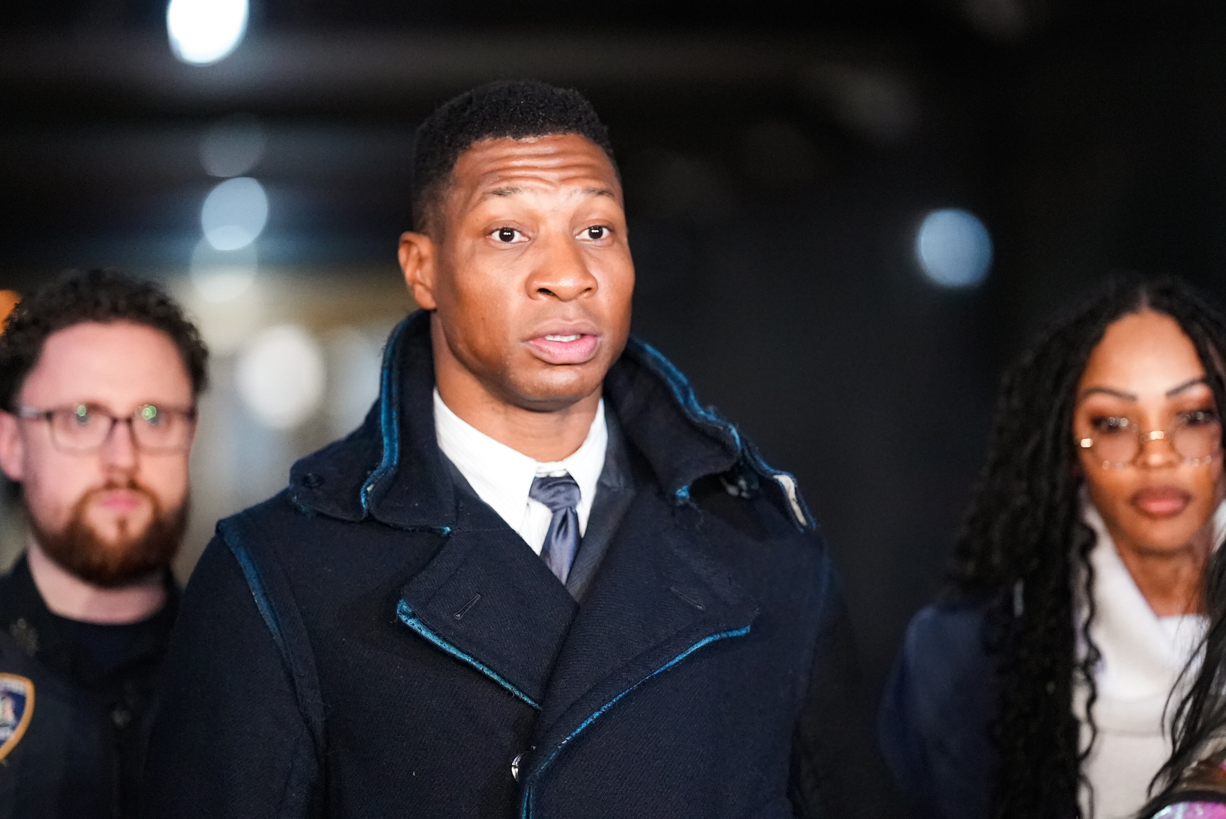 El actor Jonathan Majors abandona el juzgado tras los argumentos finales del juicio por violencia doméstica  (Getty Images)