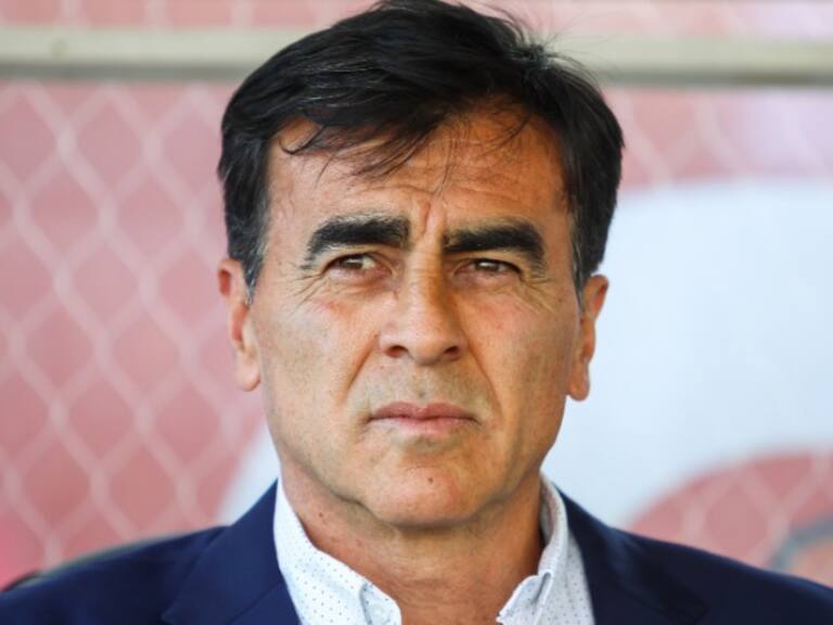 Gustavo Quinteros busca refuerzos para el 2023 y pone sus ojos en Carlos Palacios: "Puede ser buena opción para Colo Colo"