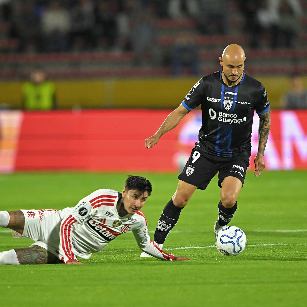 Mientras sigue rechazando a Chile: Erick Pulgar queda a un paso de las semifinales de Libertadores con Flamengo