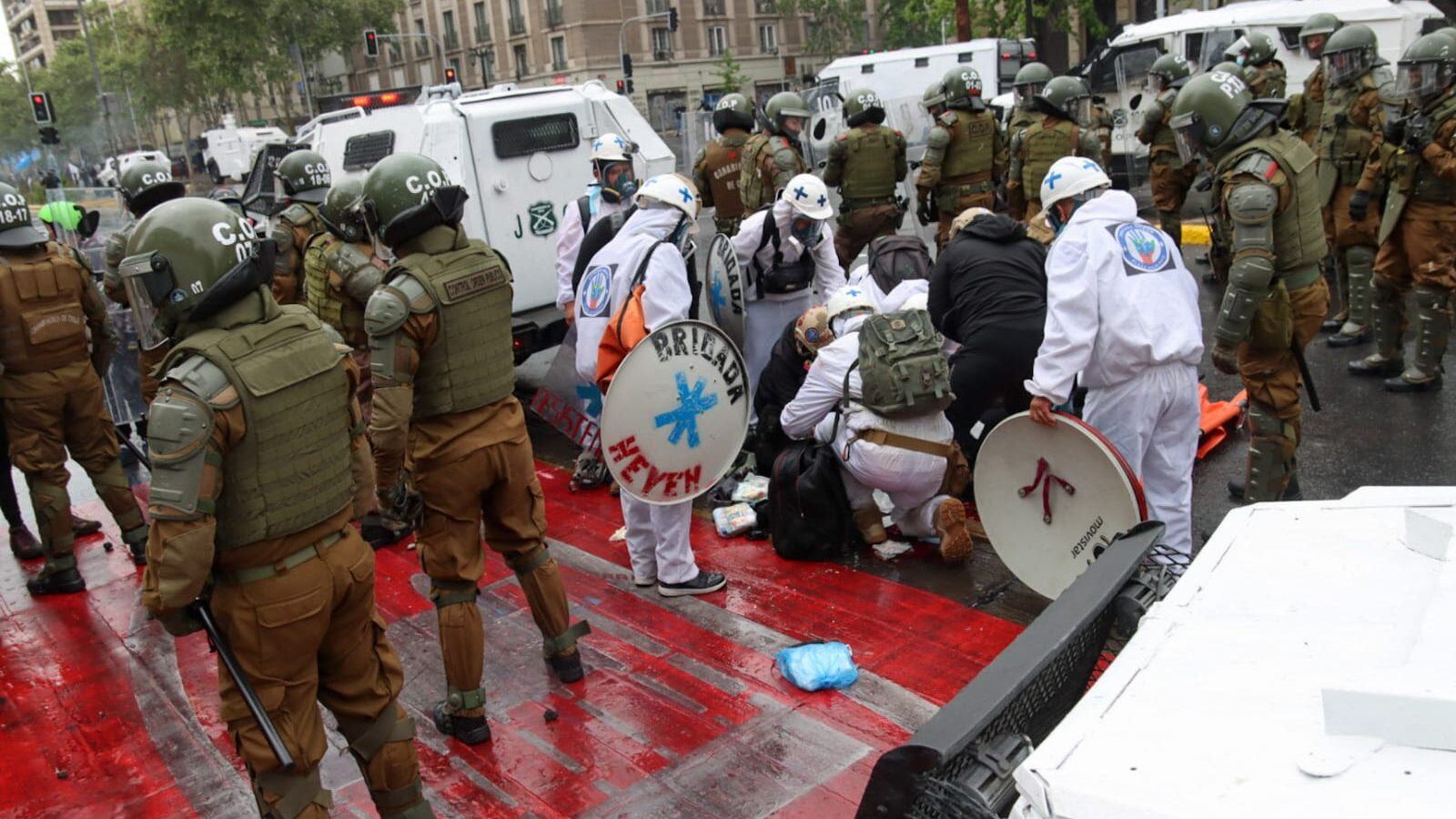 Nuevos incidentes en Plaza Baquedano: se registran 11 detenidos y una manifestante con lesiones