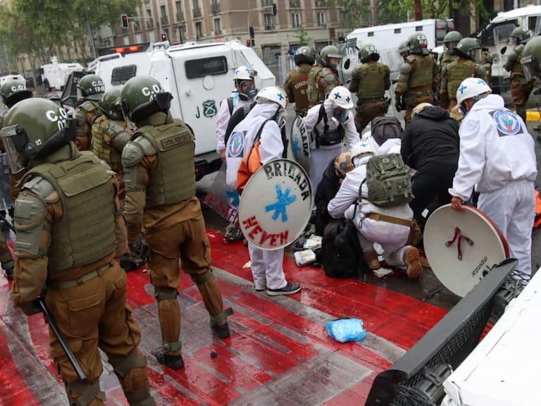 Nuevos incidentes en Plaza Baquedano: se registran 11 detenidos y una manifestante con lesiones