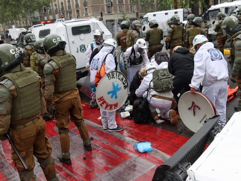 Nuevos incidentes en Plaza Baquedano: se registran 11 detenidos y una manifestante con lesiones