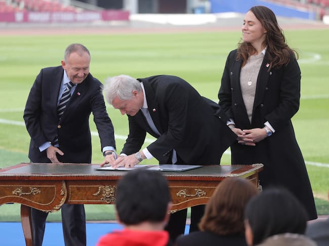 27 de mayo de 2026 / SANTIAGO
El Presidente José Antonio Kast, en dependencias del Estadio Nacional, asiste a la promulgación de la Ley de Sociedades Anónimas Deportivas.
FOTO: SEBASTIAN BELTRAN GAETE / AGENCIAUNO