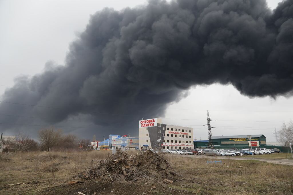 El humo se levanta sobre la ciudad de Bélgorod tras un ataque