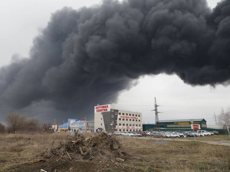 El humo se levanta sobre la ciudad de Bélgorod tras un ataque