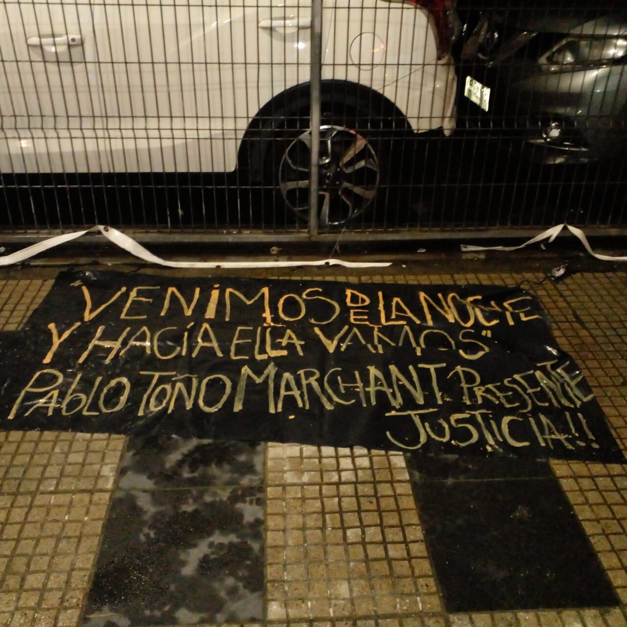 Lienzo encontrado en el sitio del suceso. / ADN.cl