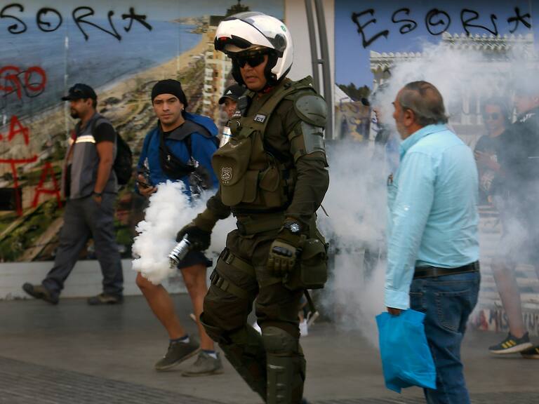 25 DE FEBRERO DE 2020/VIÑA DEL MAR Un carabinero camina con una bomba lacrimogena durante las protestas de esta tarde en las cercanias de Plaza Vergara de Viña del Mar.
FOTO: CRISTOBAL ESCOBAR/AGENCIAUNO