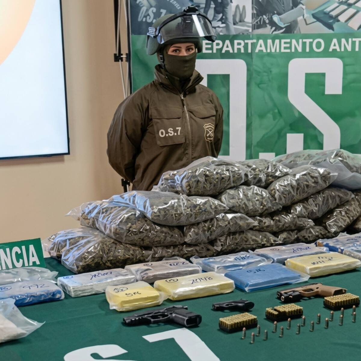 Desbaratan en La Araucanía red narco que operaba desde Santiago: incautan 90 kilos de droga y arma con munición “mata policías”