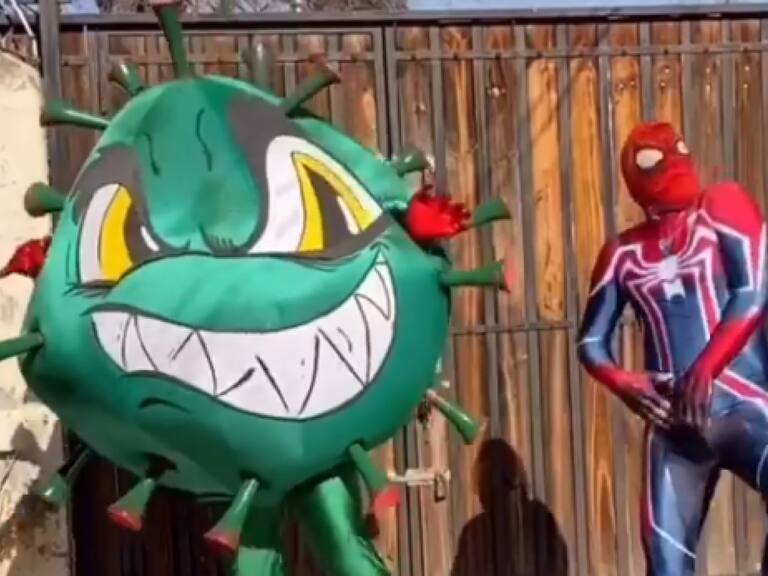 Sensual Spiderman se unió a Los Kuatreros del Sur para informar sobre el correcto lavado de manos