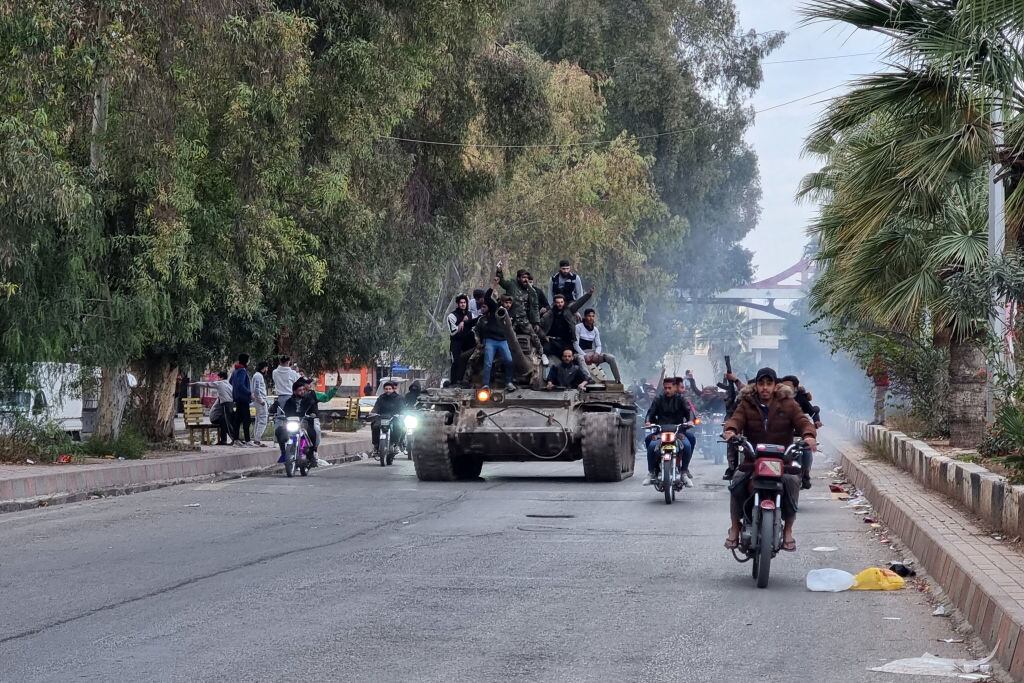 En la ciudad de Daraa los rebeldes yihadistas avanzan con un tanque que dejaron las fuerzas del ejército vinculado al presidente sirio Bashar Al Asad