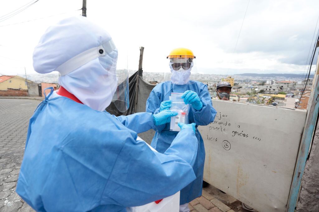 Trabajadores de la salud realizan test del Covid-19 en Quito