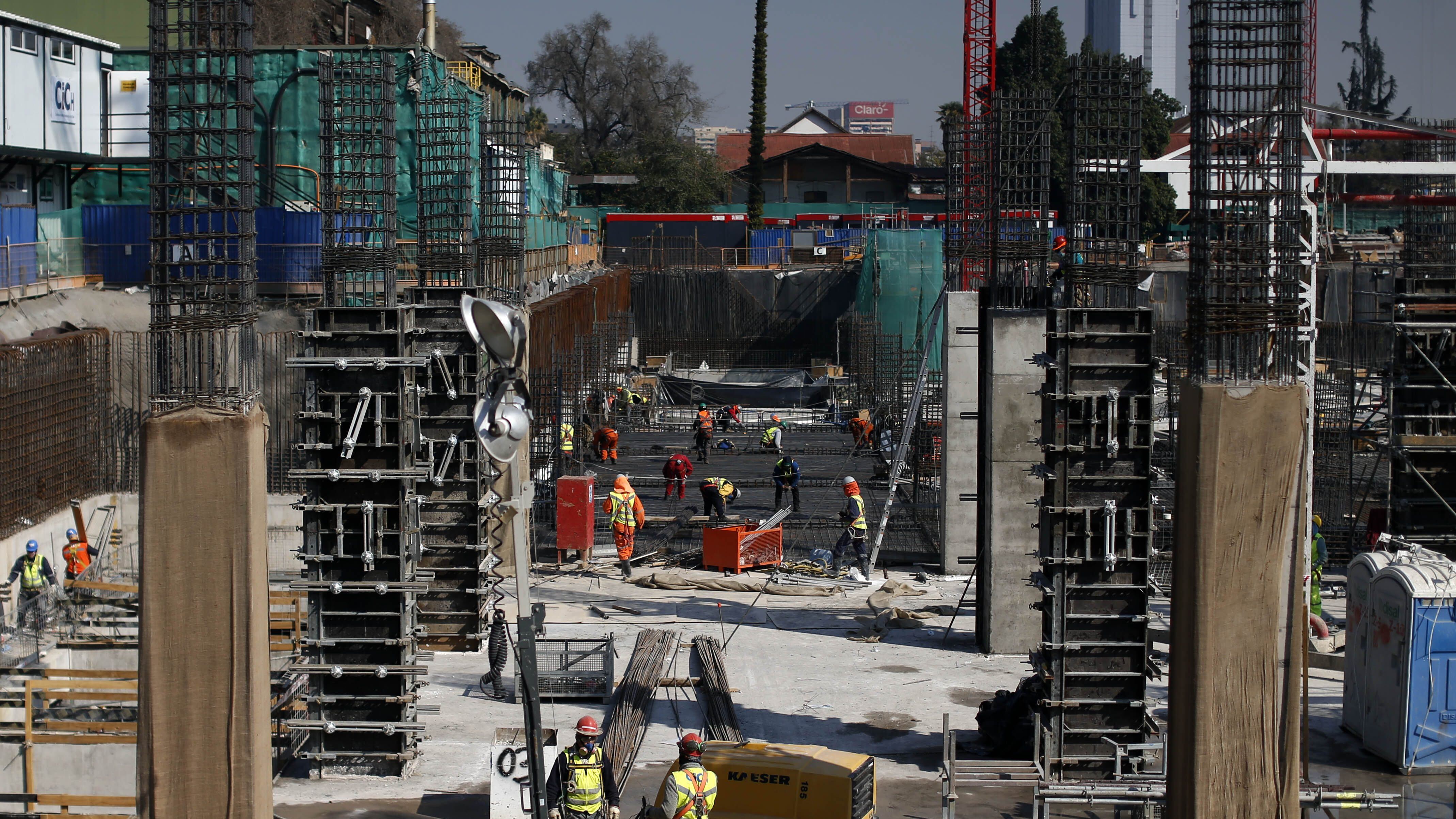 13 de Agosto de 2020/SANTIAGO Varios trabajadores realizan obras de construccin en el nuevo hospital El Salvador y el Instituto Nacional de Geriatra, en la comuna de Providencia. 
FOTO:Cristobal Escobar/Agencia UNO