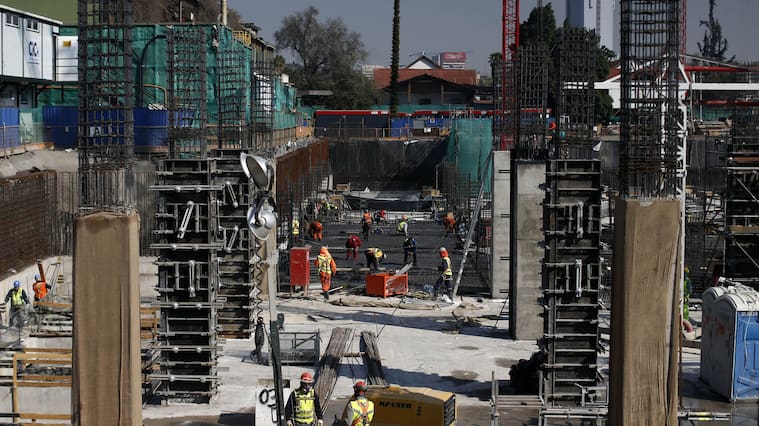 13 de Agosto de 2020/SANTIAGO Varios trabajadores realizan obras de construccin en el nuevo hospital El Salvador y el Instituto Nacional de Geriatra, en la comuna de Providencia.
FOTO:Cristobal Escobar/Agencia UNO