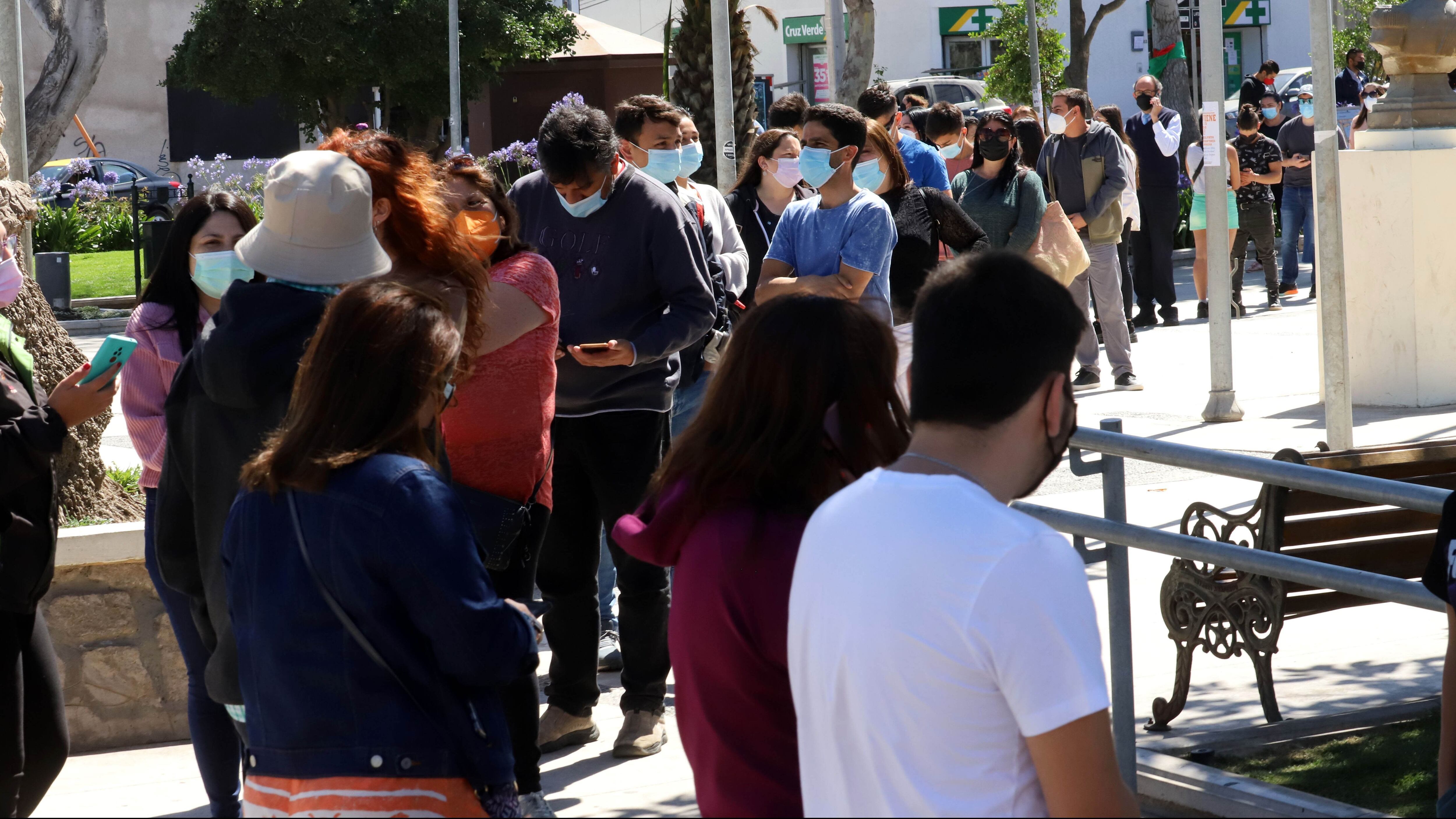 18 DE ENERO / 2022 CARTAGENA Examenes PCR en el TTA de la Plaza de Cartagena grancantidad de personas hacen fila para tomar el examen Test Trazabilidad Aislamiento TTA por aumento de casos Corona Virus Covid 19 Omicron . FOTO : SÓCRATES ORELLANA / AGENCIA UNO.