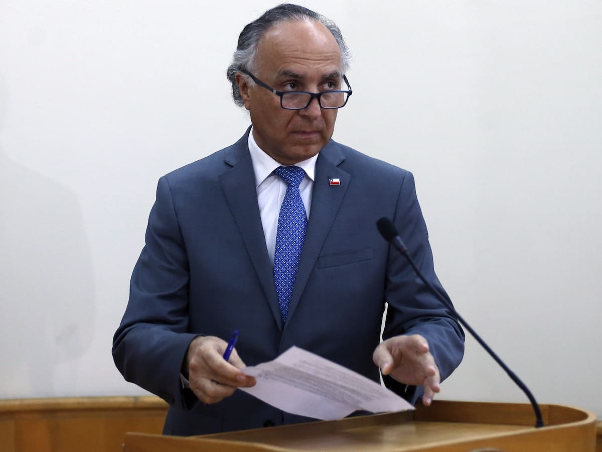 Canciller por chilenos en el extranjero: «Cada vez es más difícil implementar vuelos de retorno»