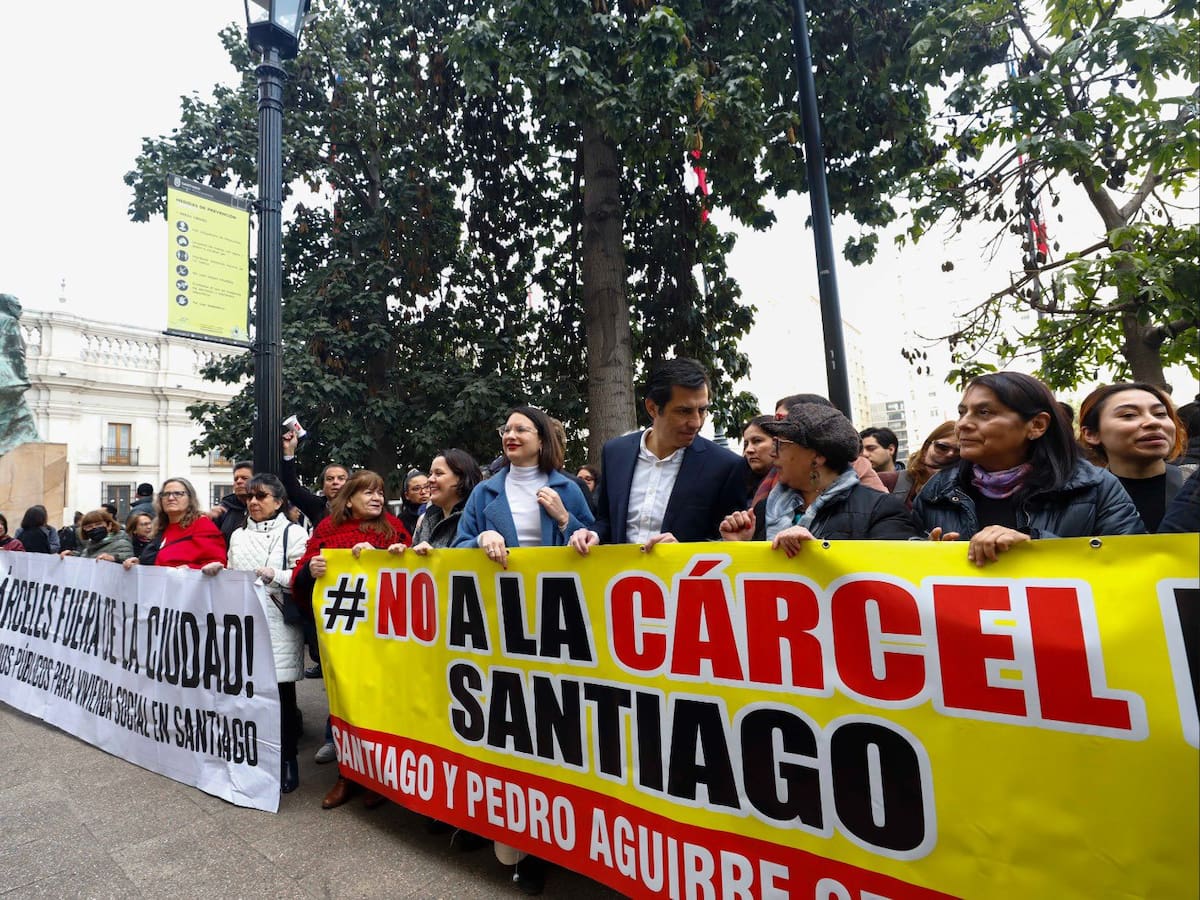 Polémica por cárcel de alta seguridad en Santiago: alcaldes entregan carta al Gobierno solicitando reconsiderar ubicación del recinto