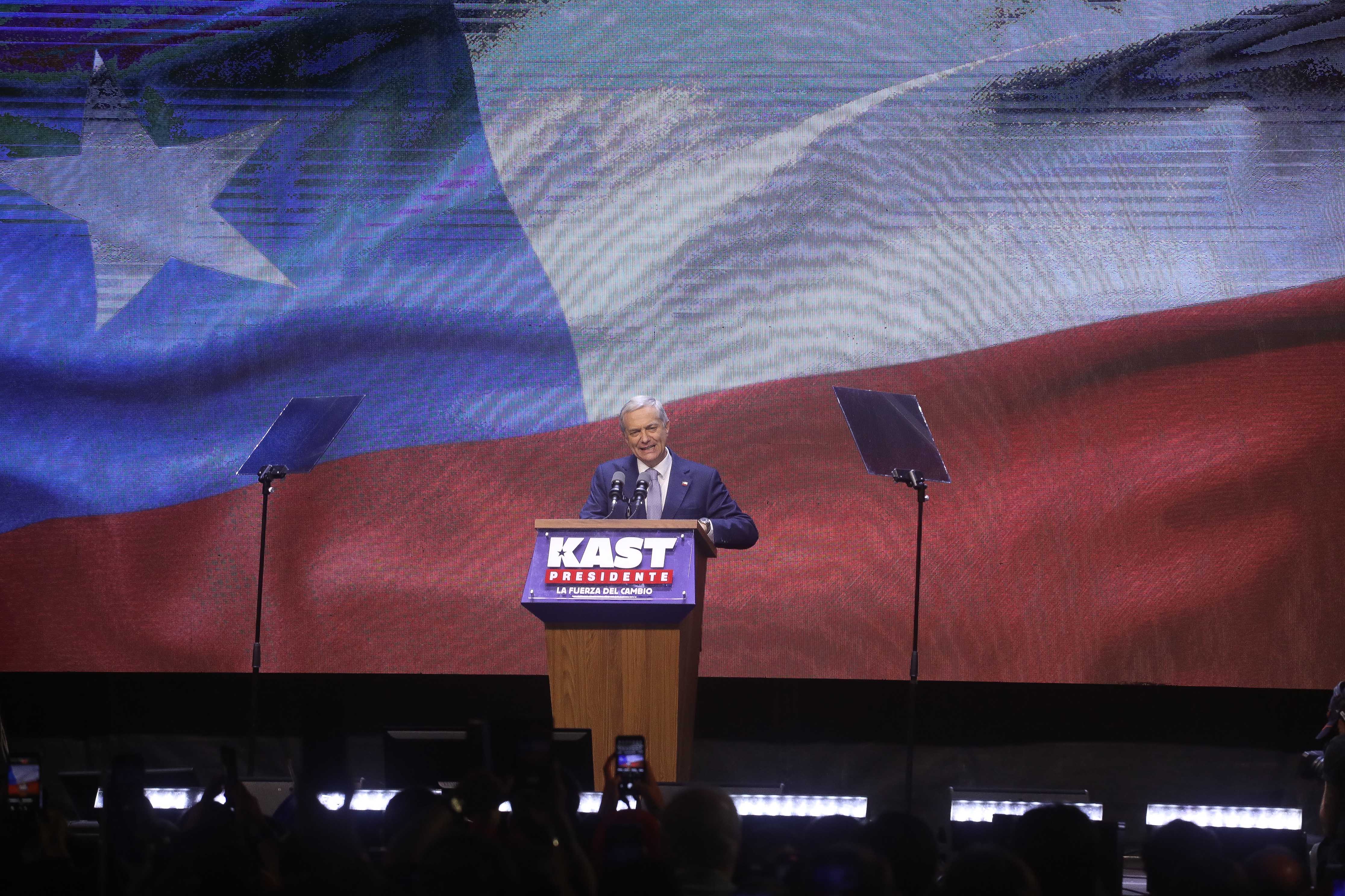 14 de diciembre de 2025 / SANTIAGO
El candidato Presidencial, ahora Presidente electo, se dirige al pais, tras ganar las elecciones presidenciales en segunda vuelta.
FOTO: SEBASTIAN BELTRAN GAETE / AGENCIAUNO