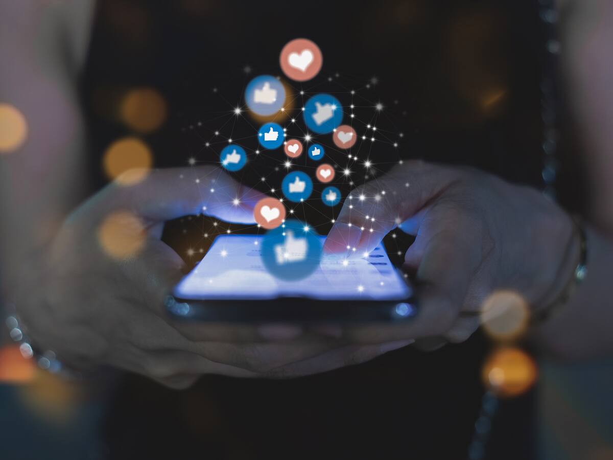 Hasta cinco horas: estudio de Jelly revela hábitos de consumo de redes sociales de los chilenos