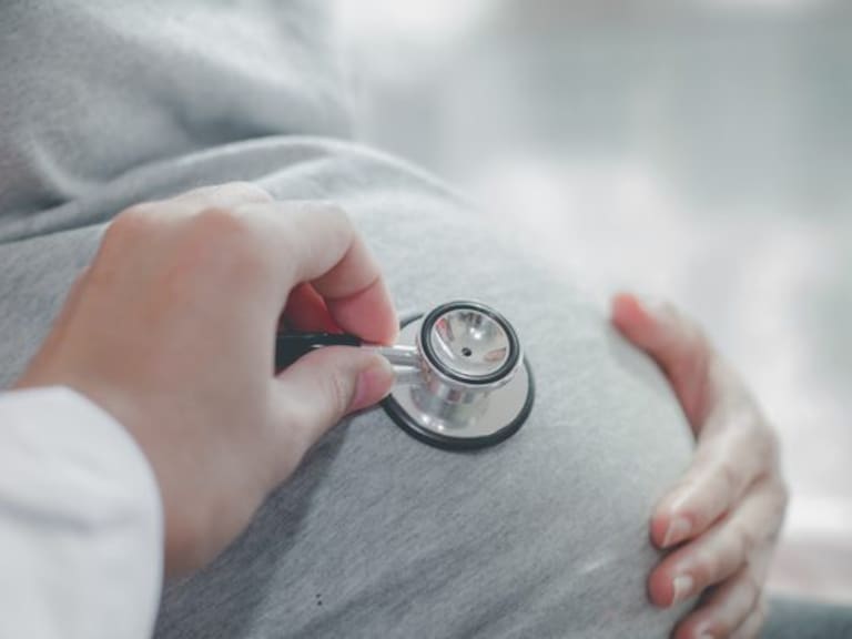 Médicos franceses detectaron transmisión de Covid-19 de madre a hijo a través de la placenta