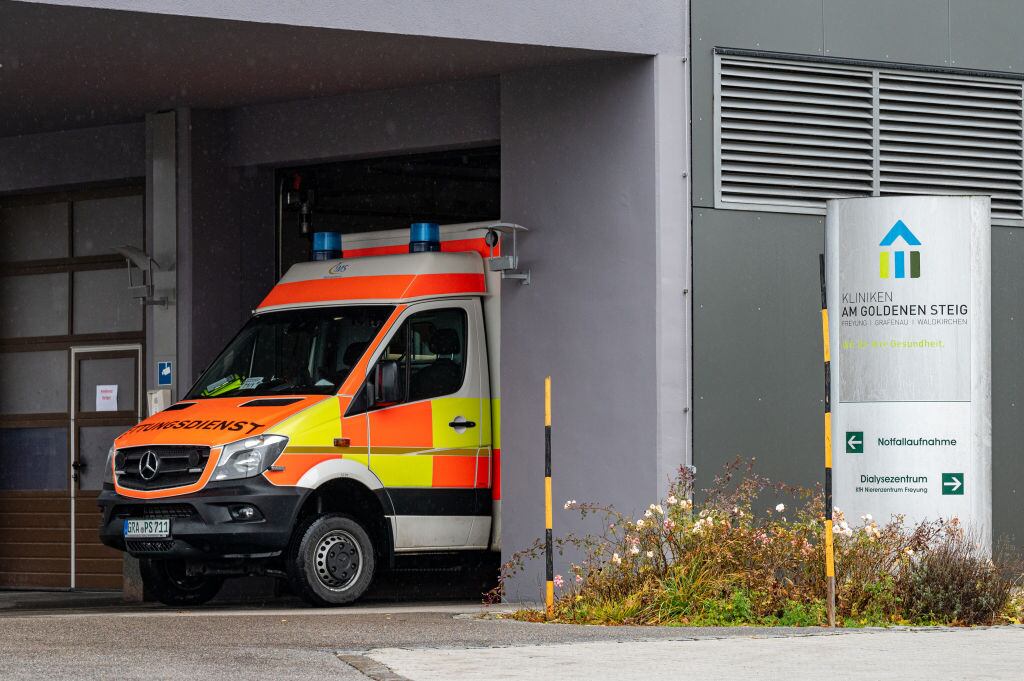 Ambulancia espera trasladar pacientes y cuerpos en Freyung