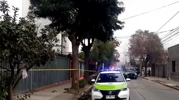Hallan a mujer muerta en plena vía pública en La Cisterna: testigos alertaron disparos previos