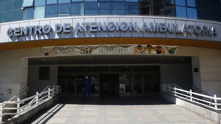 25 de Marzo del 2020/CONCEPCION
Fachada del Hospital Guillermo Grant Benavente en la ciudad de Concepcion, durante el estado de catástrofe decretado por la pandemia Covid-19 en todo el país.
FOTO:SEBASTIAN BROGCA/AGENCIAUNO