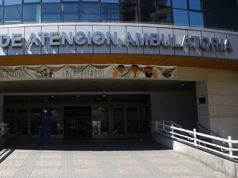 25 de Marzo del 2020/CONCEPCION
Fachada del Hospital Guillermo Grant Benavente en la ciudad de Concepcion, durante el estado de catástrofe decretado por la pandemia Covid-19 en todo el país.
FOTO:SEBASTIAN BROGCA/AGENCIAUNO