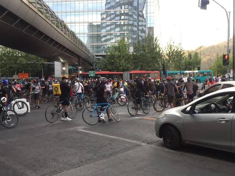 Cientos de ciclistas realizan manifestación y velatón tras muerte de joven atropellada por un bus