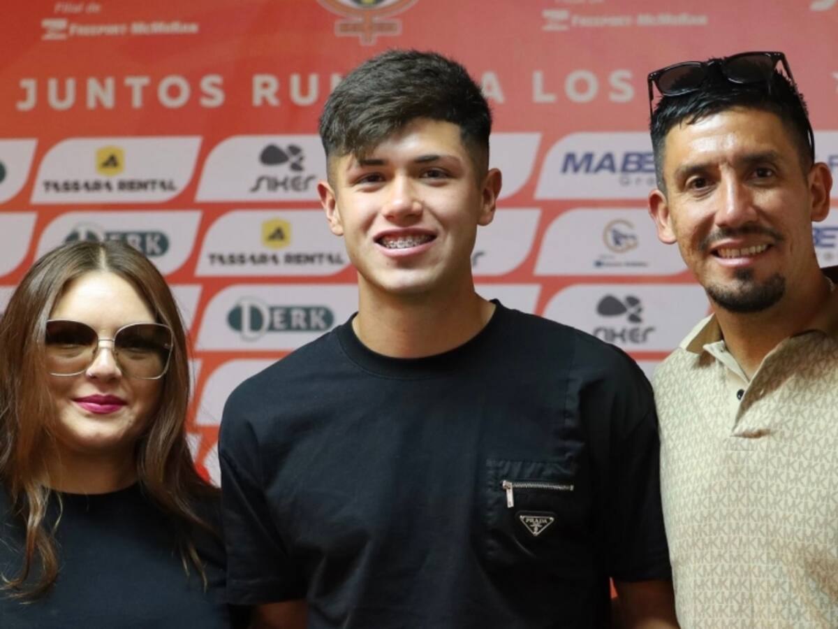 Comparte camarín con su padre y firmó su primer contrato profesional: “Es un pasito, la ambición es grande y siempre quiero ir por más”