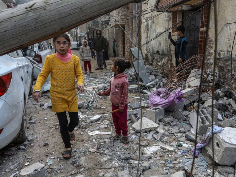 Niñas caminan entre los escombros que dejan los ataques aéreos de Israel contra la zona de Rafah, en el sur de la Franja de Gaza en el territorio de Palestina.