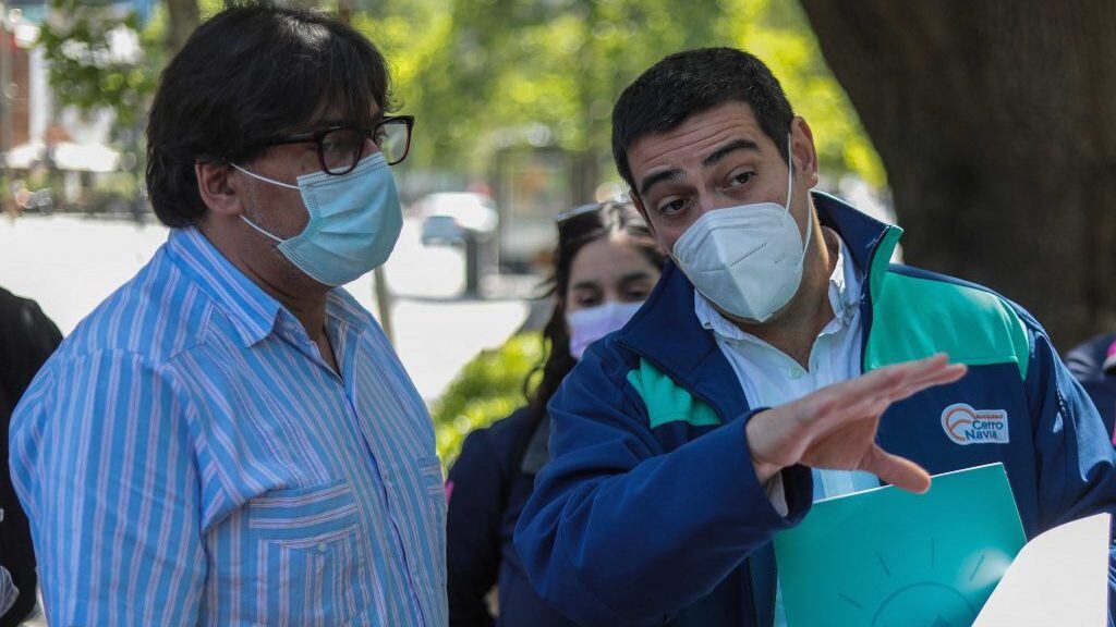 19 de noviembre del 2021/SANTIAGOEl alclde de Recoleta, Daniel Jadue, conversa con el alcalde de Cerro Navia Raul Tamaño, durante la entregarán de una carta a los directivos de la ENAP, en la comuna de Las Condes, solicitando incorporar a la AML como pool de clientes de la empresa estatal y se refieren a la iniciativa de Gas Popular, proyecto que busca que los municipios se conviertan en distribuidores minoristas de gas licuado de petróleo.
FOTO: SEBASTIAN BELTRAN GAETE/AGENCIAUNO