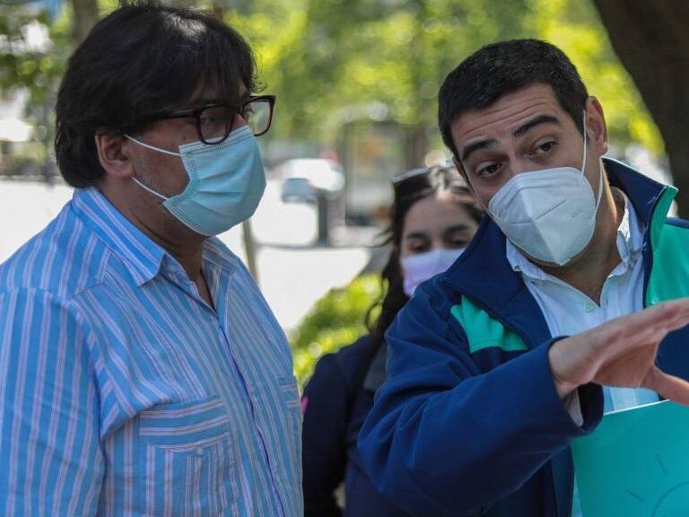 19 de noviembre del 2021/SANTIAGOEl alclde de Recoleta, Daniel Jadue, conversa con el alcalde de Cerro Navia Raul Tamaño, durante la entregarán de una carta a los directivos de la ENAP, en la comuna de Las Condes, solicitando incorporar a la AML como pool de clientes de la empresa estatal y se refieren a la iniciativa de Gas Popular, proyecto que busca que los municipios se conviertan en distribuidores minoristas de gas licuado de petróleo.
FOTO: SEBASTIAN BELTRAN GAETE/AGENCIAUNO