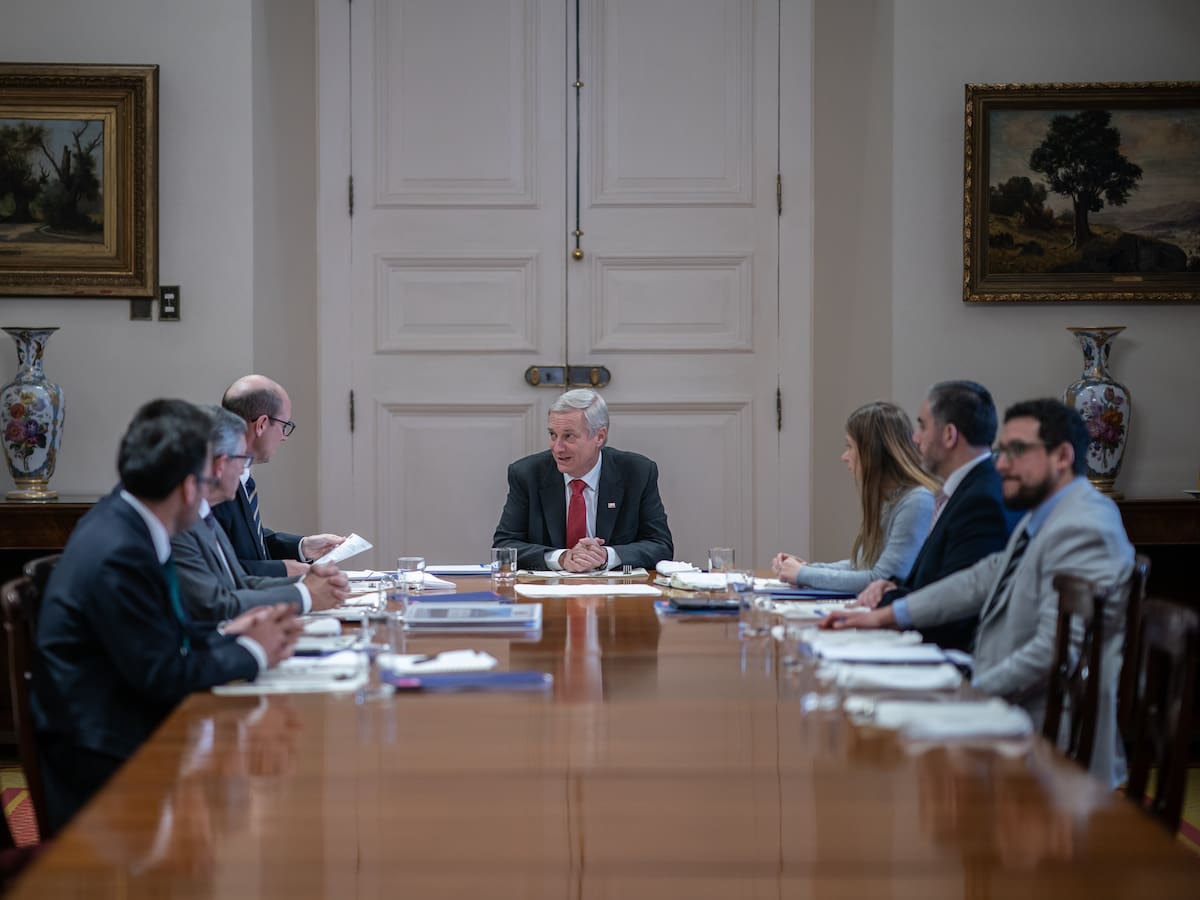 Utilizaron un inhibidor de señal: roban vehículo a asesor del Presidente Kast en servicentro de Los Trapenses