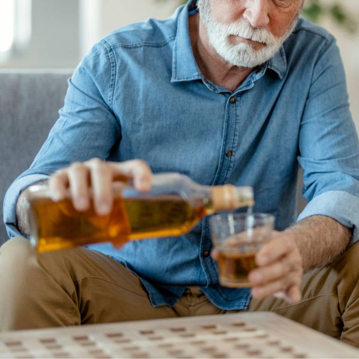 “No son cosas de la edad”: las señales que podrían revelar una dependencia al alcohol en adultos mayores