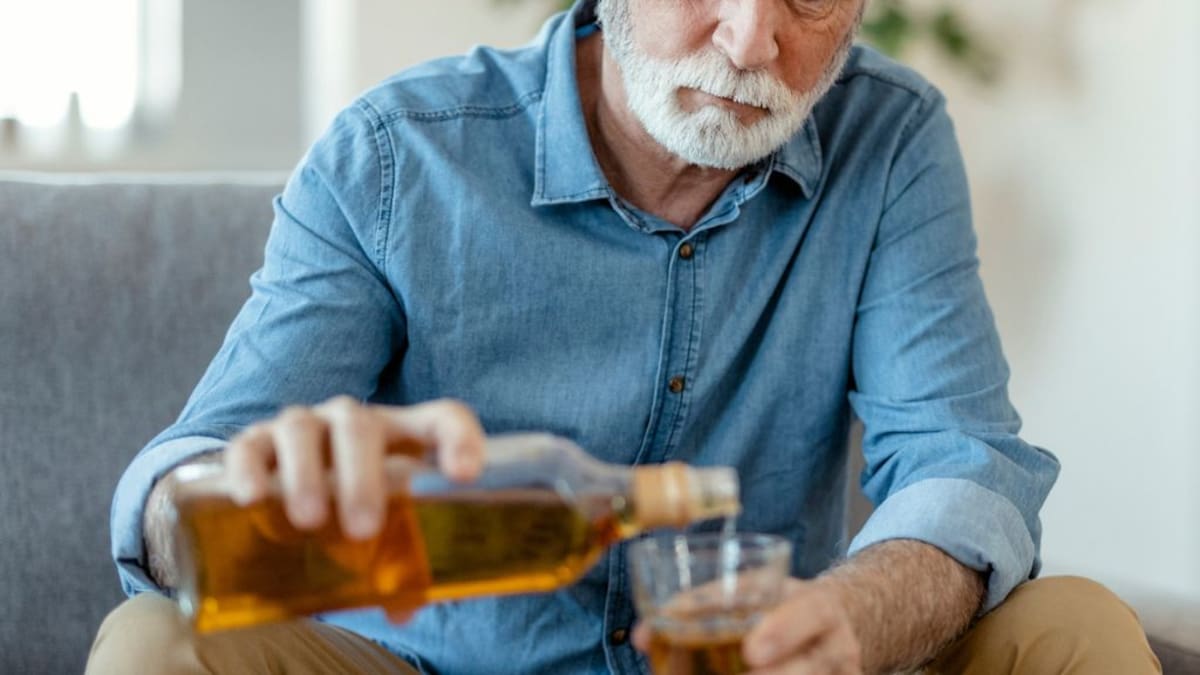 “No son cosas de la edad”: las señales que podrían revelar una dependencia al alcohol en adultos mayores