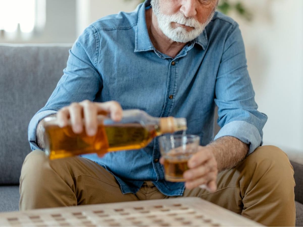 “No son cosas de la edad”: las señales que podrían revelar una dependencia al alcohol en adultos mayores