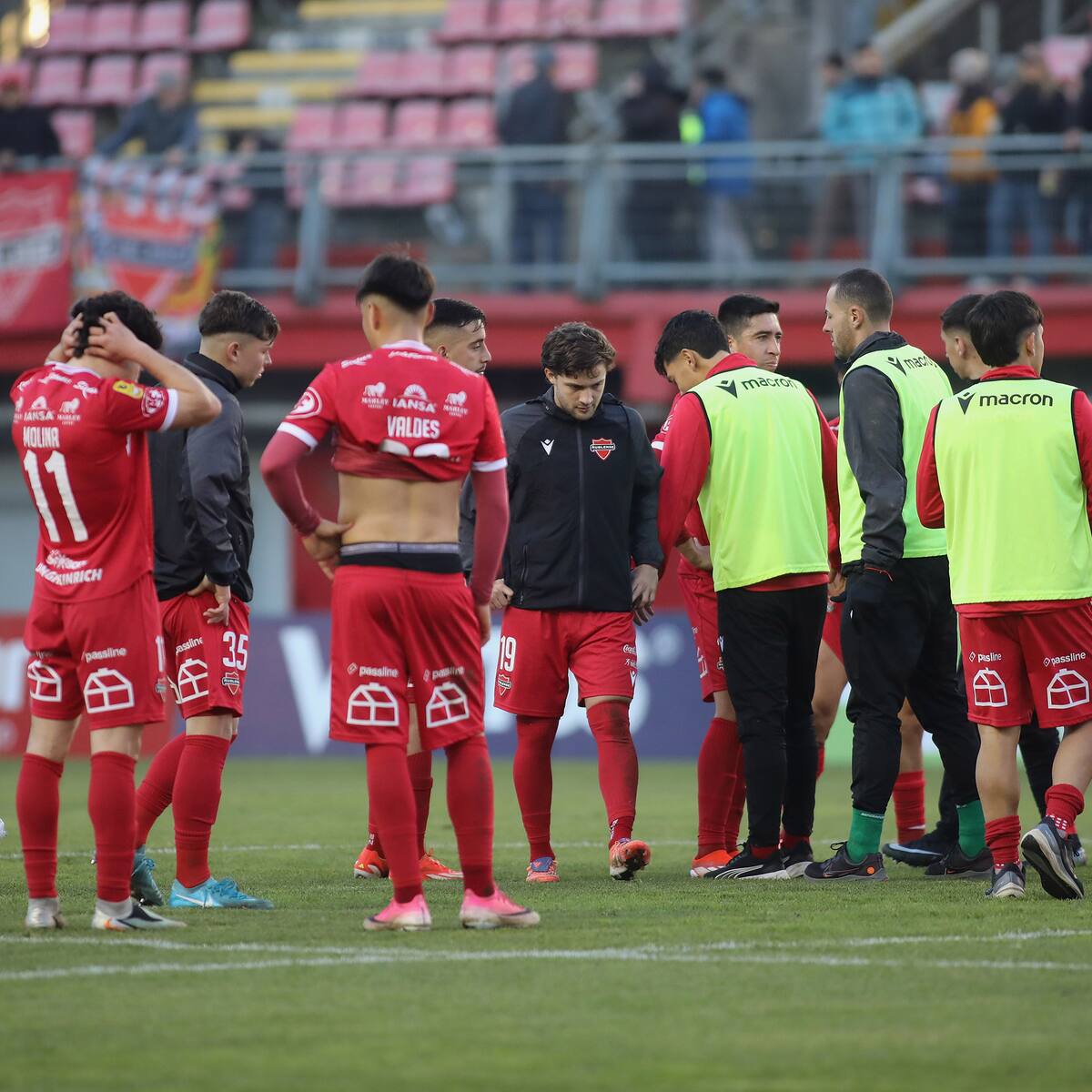 El poco académico reclamo de jugador de Ñublense contra el juez del duelo ante Curicó Unido