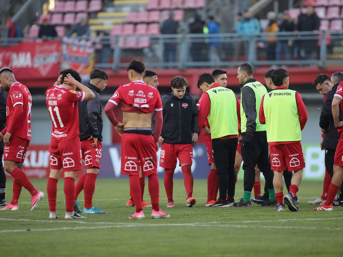El poco académico reclamo de jugador de Ñublense contra el juez del duelo ante Curicó Unido