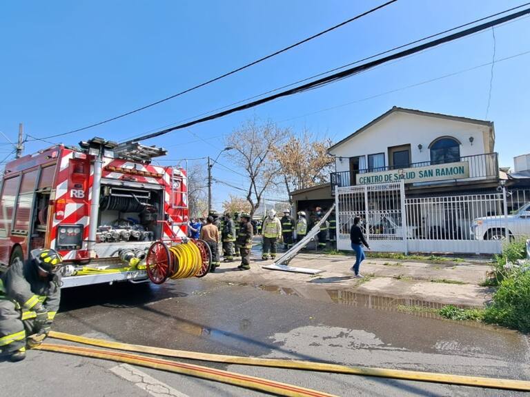 Incendio afecta a hogar de ancianos en Macul: reportan dos adultos mayores fallecidos