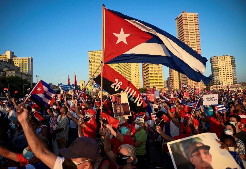 Ciudadanos cubanos se manifiestan en apoyo al gobierno de Díaz-Canel