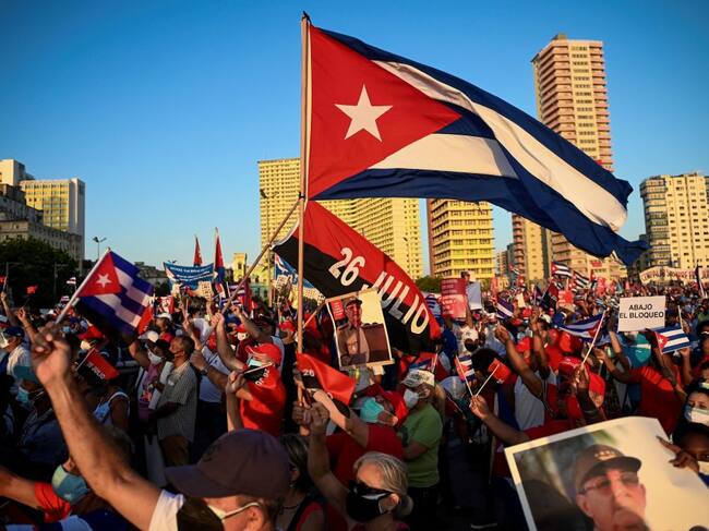 Ciudadanos cubanos se manifiestan en apoyo al gobierno de Díaz-Canel