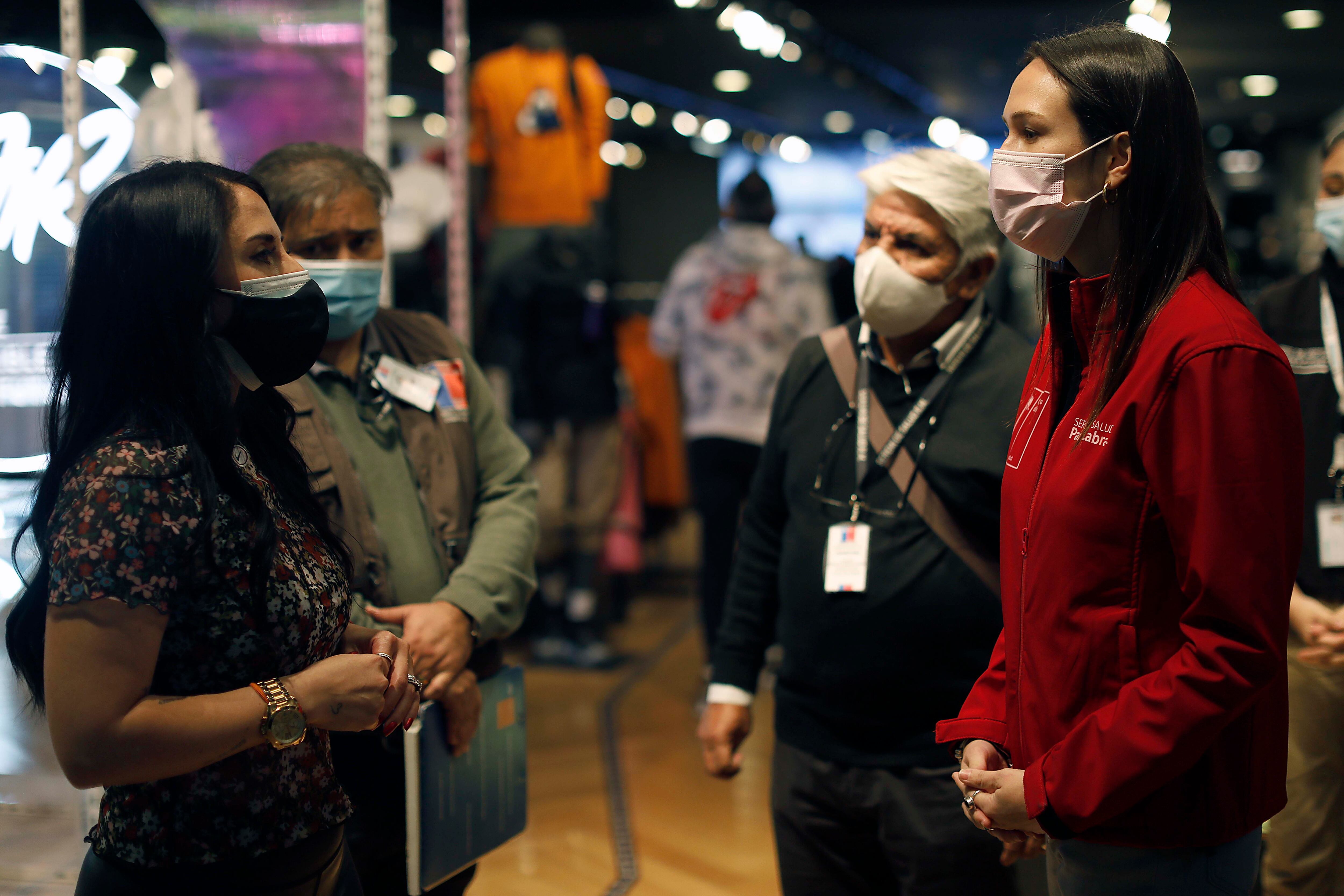 La seremi de Salud, Paula Labra, y la directora de Fiscalización de la Municipalidad de Providencia, Marcela Ortiz, revisaron el cumplimiento de la norma sanitaria al interior de los comercios del mall Costanera Center. Foto: Agencia Uno